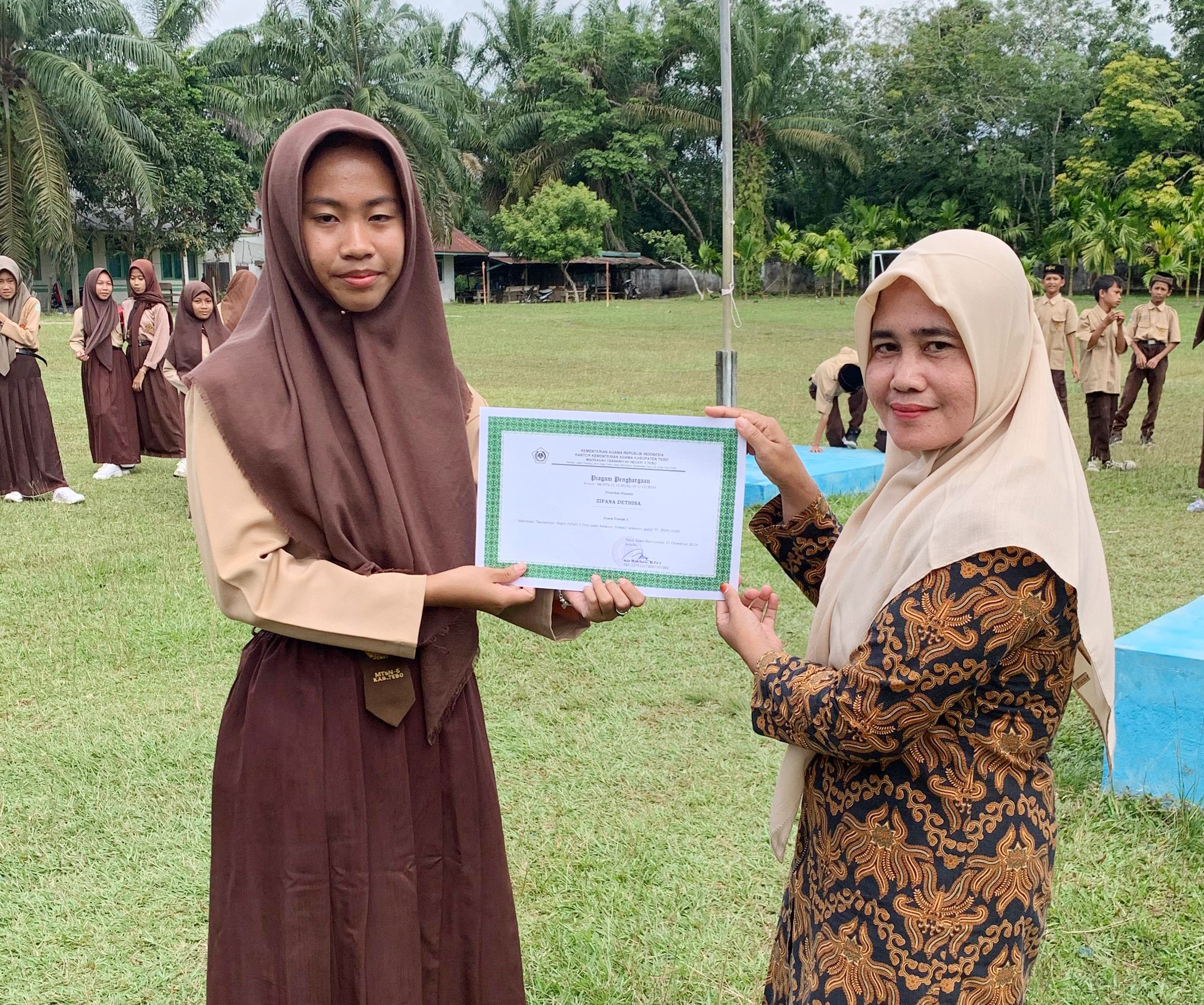 PENYERAHAN RAPORT UJIAN SEMESTER GANJIL DAN PIAGAM PENGHARGAAN DI MTSN 5 TEBO