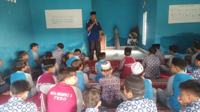 Siraman Rohani Kepala Madrasah Mengawali Kegiatan Dhuha Berjamaah di MTsN 5 Tebo