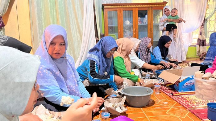 Dharma Wanita Persatuan MTsN 5 Tebo Hadiri Acara Pernikahan Ananda Munawaroh