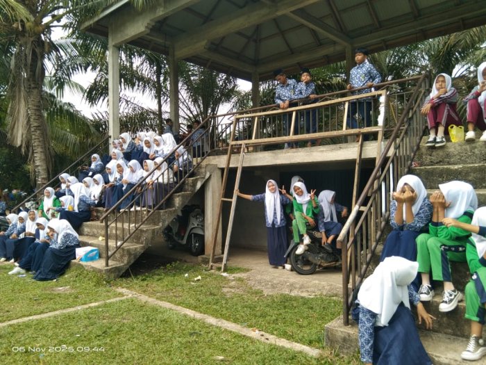 Sorak Sorai Penonton Meriahkan Laga Persahabatan MTsN 5 Tebo vs MTsN 2 Tebo di Lapangan Hijau Arulba Ulak Banjir
