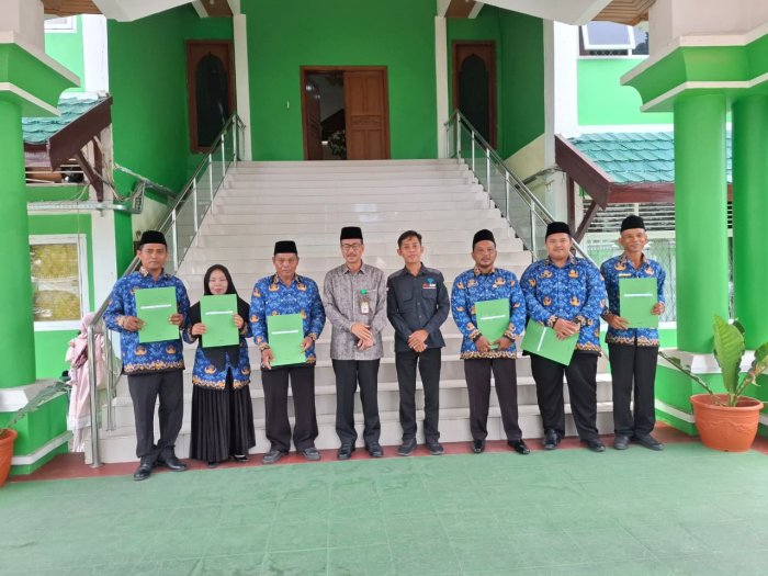 Staf MTsN 5 Tebo, Bani Zaki Resmi Terima SK PPPK di Kanwil Kemenag Jambi