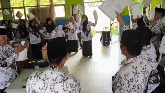 Meriah! Guru dan Pegawai MTsN 5 Tebo Tukar Kado di HUT Guru ke-80