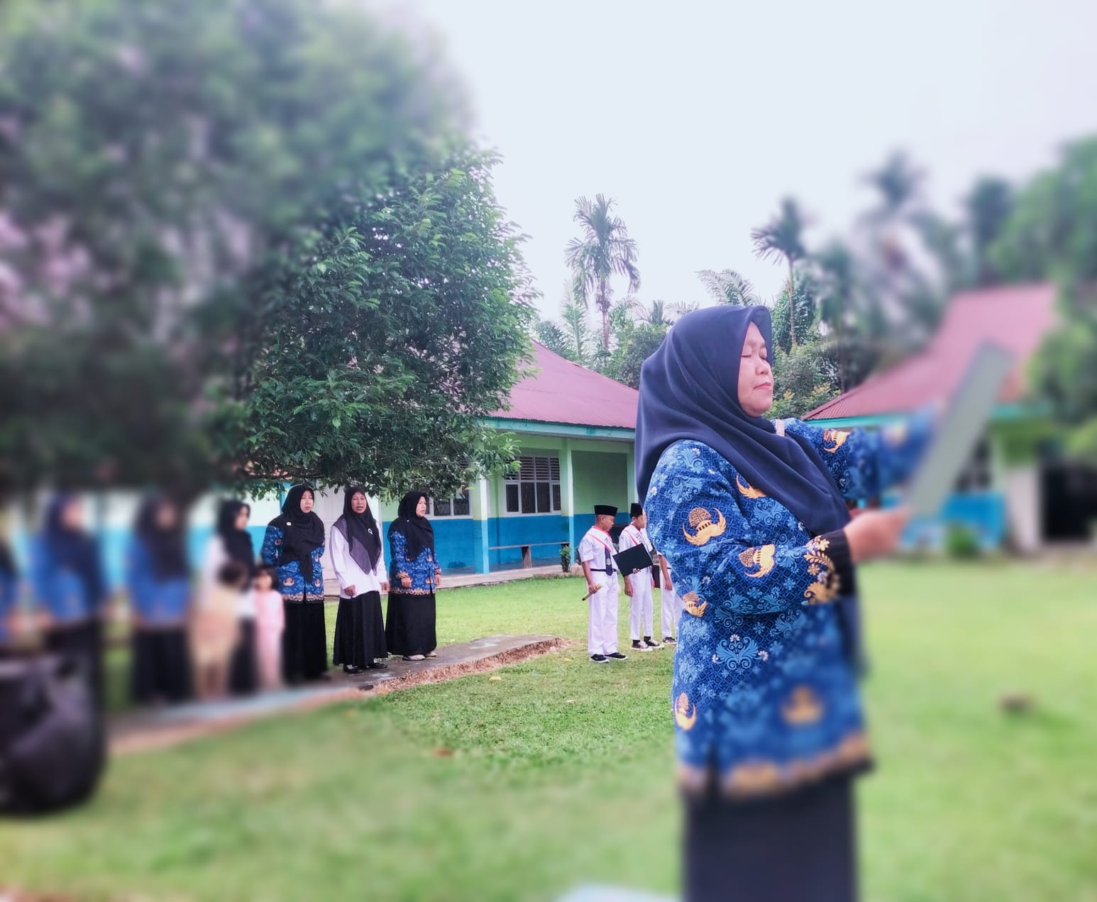 SEMANGAT NASIONALISME DAN LITERASI ZUHRONI, S.Ag PIMPIN UPACARA BENDERA DI HARI SENIN SEMANGAT NASIONALISME DAN LITERASI ZUHRONI, S.Ag PIMPIN UPACARA BENDERA DI HARI SENIN