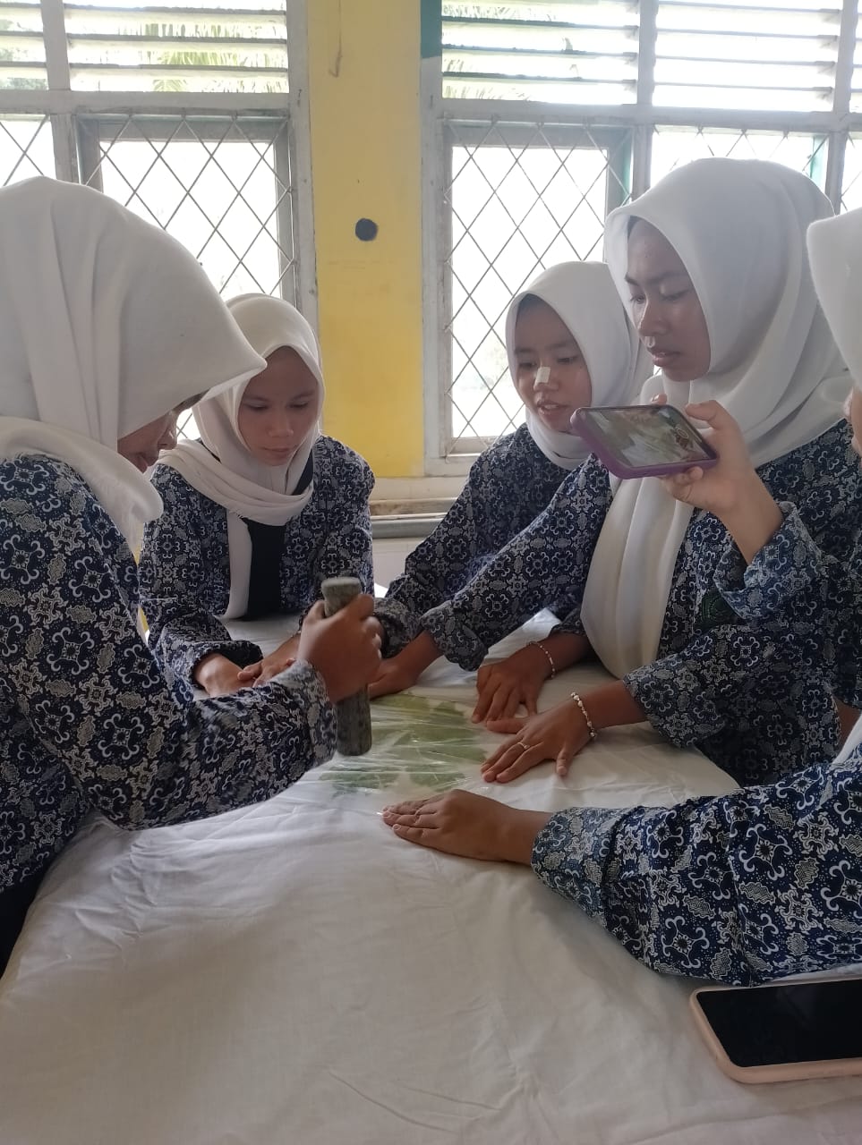 MTsN 5 Tebo Laksanakan Kegiatan Pembelajaran P5RA Bertema Membatik dengan Teknik Ecoprint MTsN 5 Tebo Laksanakan Kegiatan Pembelajaran P5RA Bertema Membatik dengan Teknik Ecoprint