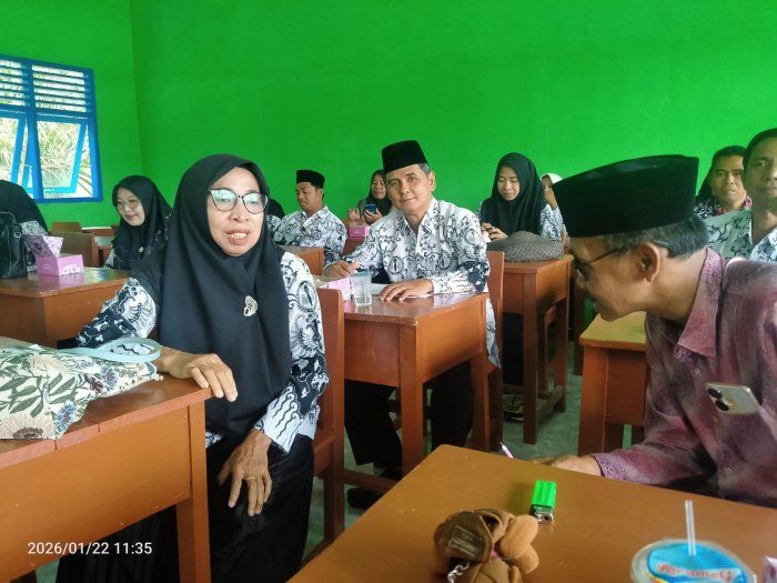 Kepala MTsN 5 Tebo Hadiri Rapat PGRI di SMAN 18 Tebo