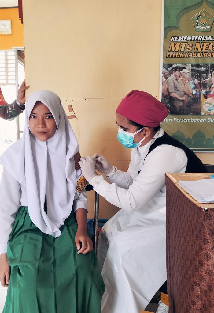 RATUSAN SISWA MTsN 5 TEBO IKUTI VAKSIN RATUSAN SISWA MTsN 5 TEBO IKUTI VAKSIN