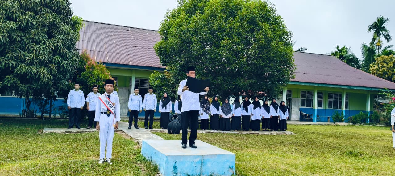 Kelas IX B Tampil Kompak, Upacara Senin di MTsN 5 Tebo Berjalan Sukses