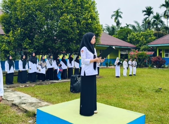 Upacara Bendera di MTsN 5 Tebo: Kecerdasan Harus Disertai Akhlak yang Baik