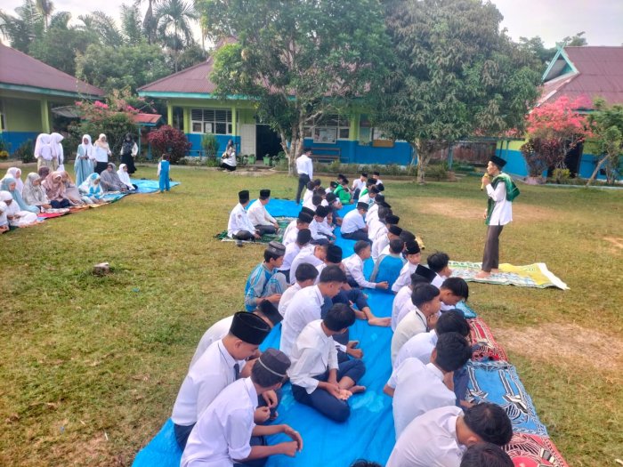 Guru Al-Quran Hadis Beri Kultum Pentingnya Ilmu di MTsN 5 Tebo Guru Al-Quran Hadis Beri Kultum Pentingnya Ilmu di MTsN 5 Tebo