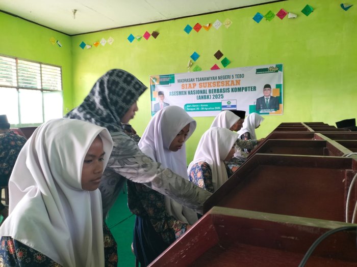 Hari Pertama ANBK di MTsN 5 Tebo Berjalan Lancar