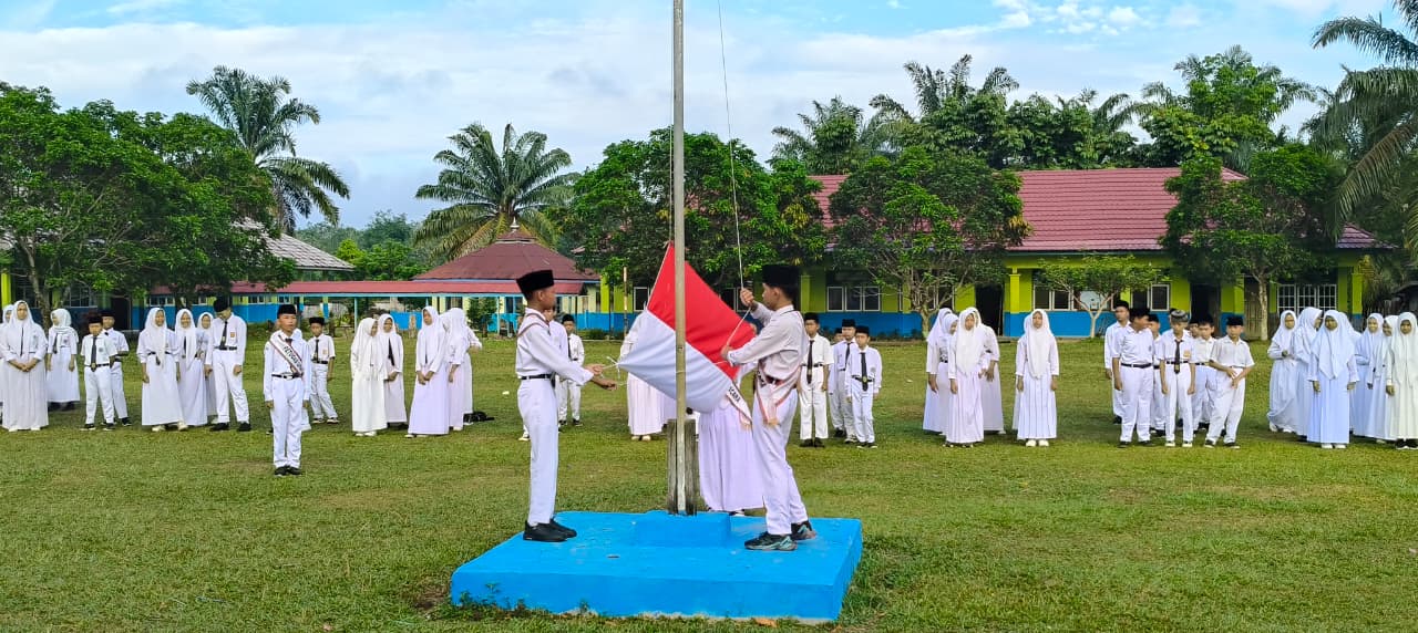 TAMPIL KOMPAK DAN DISIPLIN, KELAS IX D SUKSES PIMPIN UPACARA DI MTSN 5 TEBO TAMPIL KOMPAK DAN DISIPLIN, KELAS IX D SUKSES PIMPIN UPACARA DI MTSN 5 TEBO