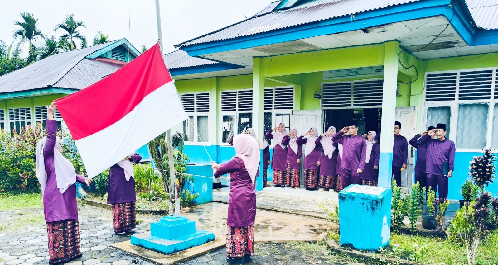 MTsN 5 Tebo Gelar Upacara Peringatan Hari Pendidikan Nasional 2025