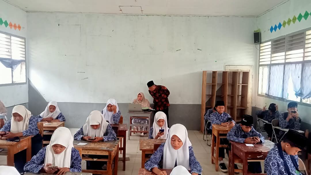 Suasana Pelaksanaan AKMI di MTsN 5 Tebo Suasana Pelaksanaan AKMI di MTsN 5 Tebo