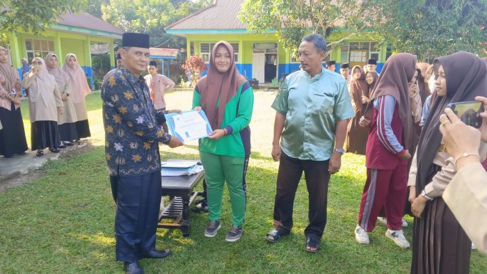 Apresiasi Prestasi Akademik, Kepala MTsN 5 Tebo Umumkan Juara Umum