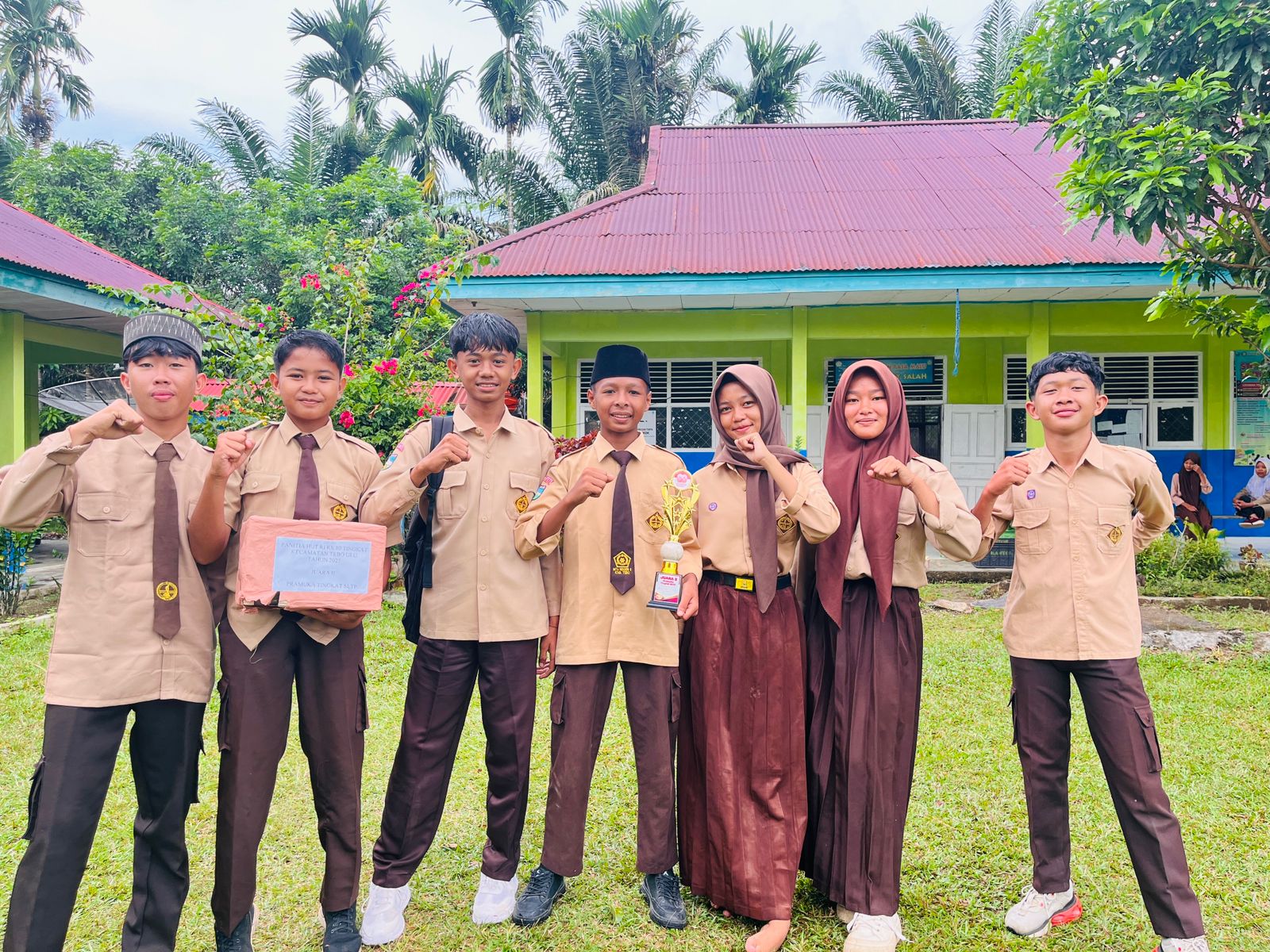 GERAK JALAN KREASI MTSN 5 TEBO RAIH JUARA 2 PADA LOMBA HUT RI KE-80 DI KECAMATAN TEBO ULU