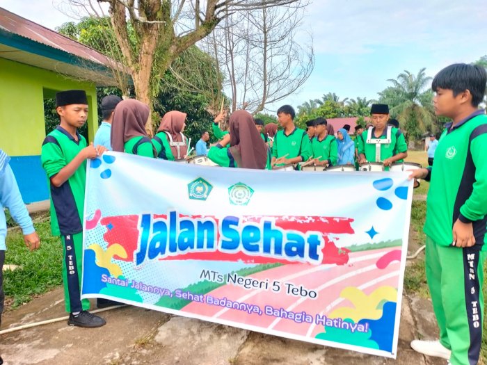 Jalan Sehat MTsN 5 Tebo Berlangsung Meriah