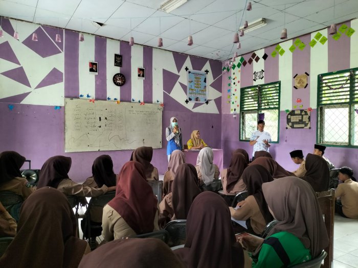 Siswa MTsN 5 Tebo Ikuti Sosialisasi PHBS dan Skrining Rokok dari Puskesmas Teluk Kembang Jambu