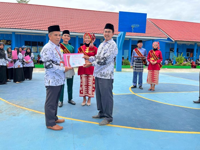 Guru MTsN 5 Tebo Raih Penghargaan Dedikatif dari PGRI Guru MTsN 5 Tebo Raih Penghargaan Dedikatif dari PGRI