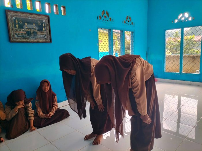 Pembelajaran Fikih Kelas VII MTsN 5 Tebo Berlangsung Interaktif di Mushalla