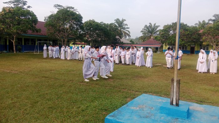 Kelas IX C MTsN 5 Tebo Sukses Menjadi Petugas Upacara