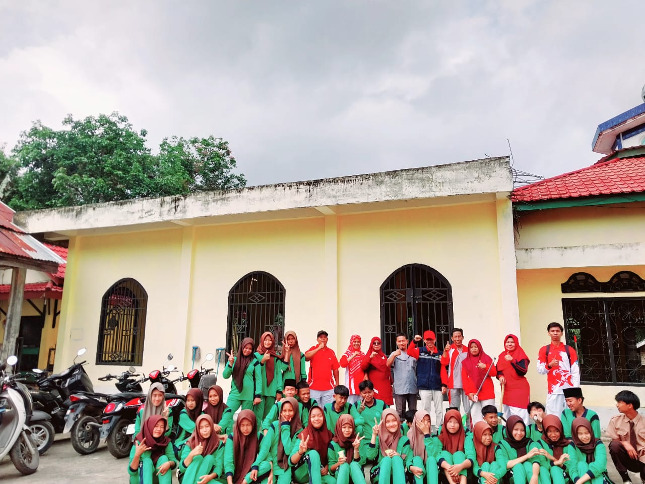 Didampingi Kasi Haji Kemenag Tebo, Pelajar MTsN 5 Tebo & MI Tarbiyatul Mubtadiin Gelar Bhakti Sosial di 6 Masjid dan Mushalla Teluk Kasai