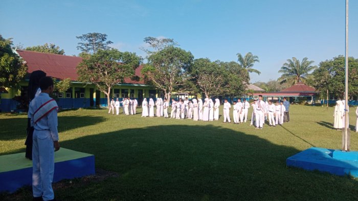Guru Bahasa Indonesia Pimpin Upacara di MTsN 5 Tebo