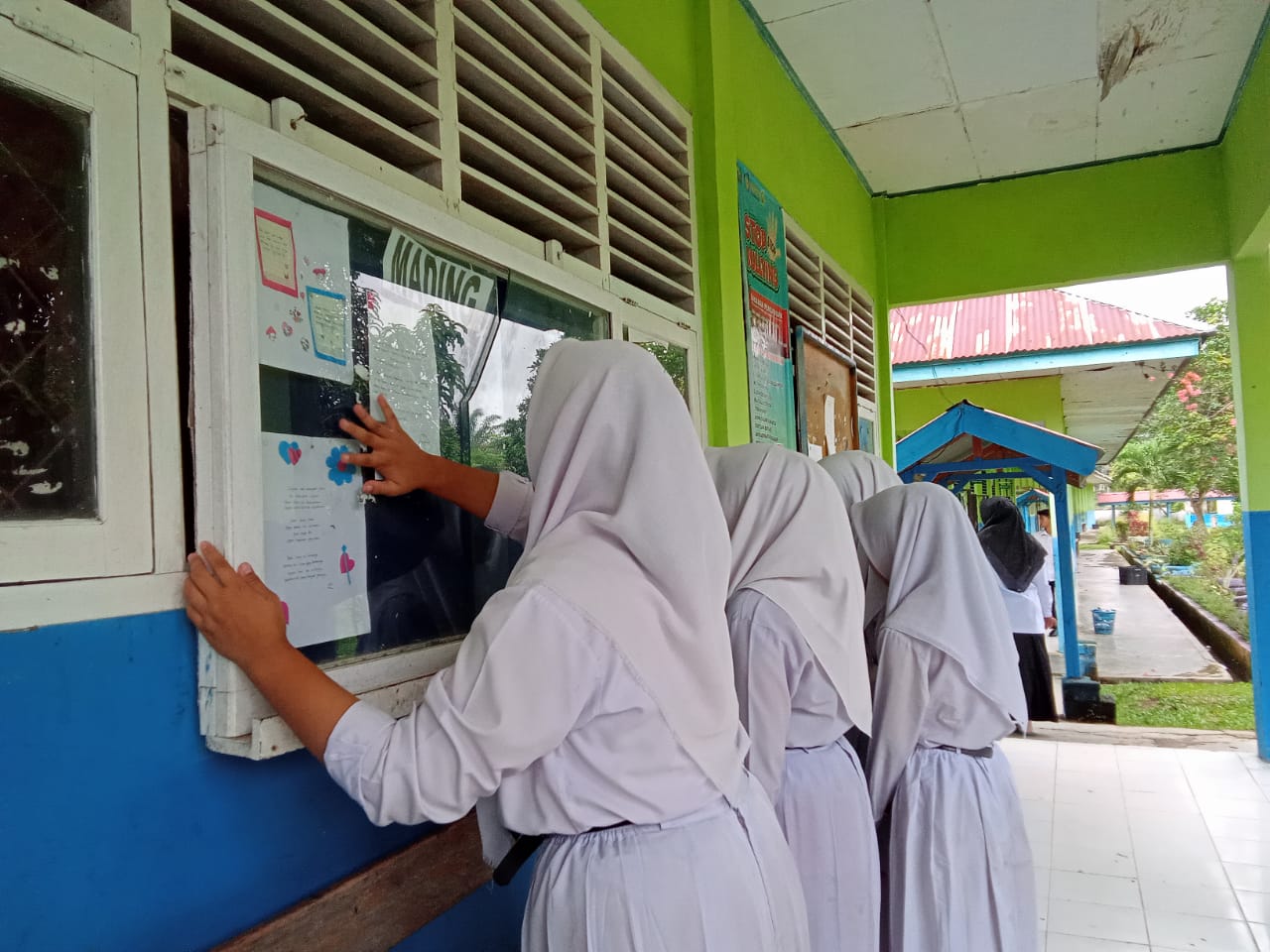 MENINGKATKAN BUDAYA LITERASI DI MTSN 5 TEBO MELALUI MAJALAH DINDING