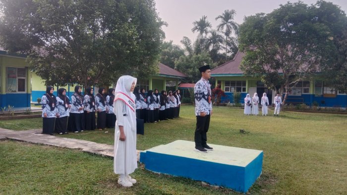 Bapak Arohman, S.Pd. Menjadi Pembina Upacara di MTsN 5 Tebo Bapak Arohman, S.Pd. Menjadi Pembina Upacara di MTsN 5 Tebo