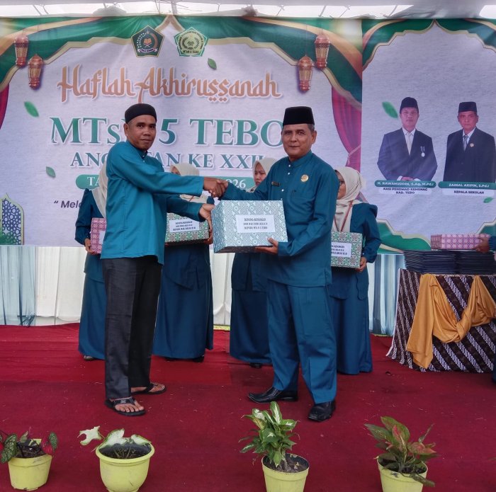 Kepala Madrasah dan Wali Kelas IX Terima Kenang-Kenangan