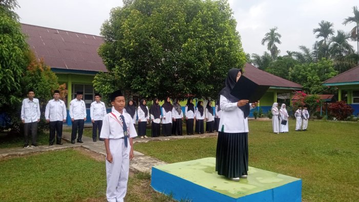 Tunjukkan Cinta pada Madrasah, Ibu Jamilah Ajak Siswa MTsN 5 Tebo Jaga Kebersihan dan Lisan