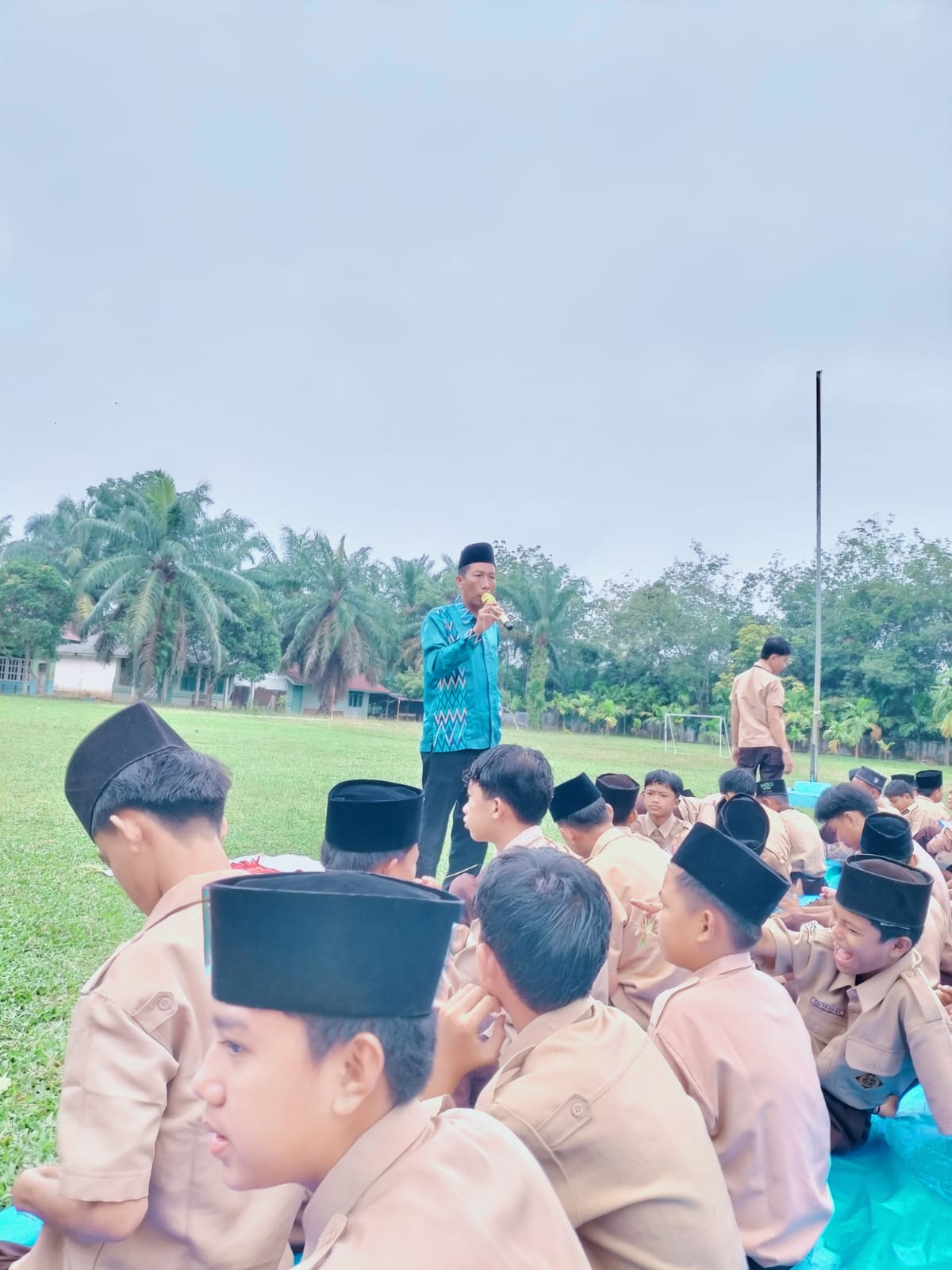 PAGI PENUH BERKAH DI MTSN 5 TEBO: KULTUM, SHOLAT DHUHA, YASINAN, DAN SEDEKAH BERSAMA