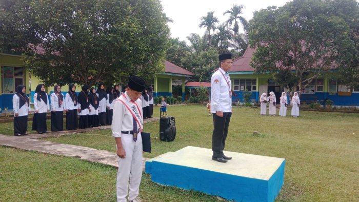 Wakil Kepala Bidang Kesiswaan Pimpin Upacara Bendera Hari Senin