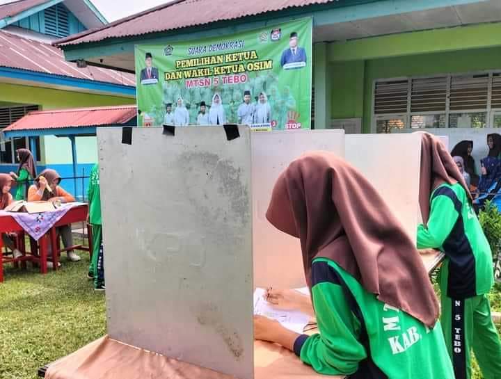 Pemilihan Ketua OSIS MTsN 5 Tebo TP. 2024/2025 Berjalan Lancar