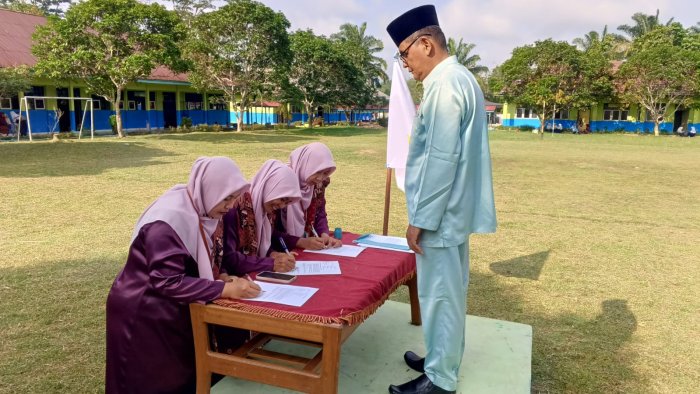 Guru dan Pegawai MTsN 5 Tebo Tandatangani Fakta Integritas Guru dan Pegawai MTsN 5 Tebo Tandatangani Fakta Integritas