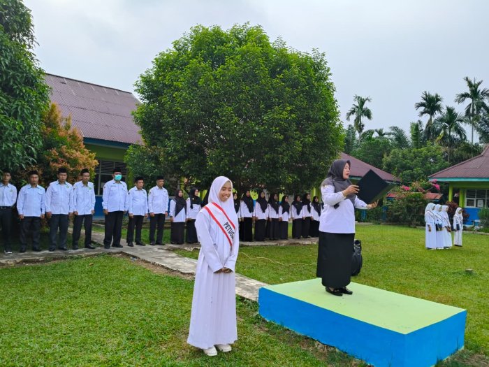 MTsN 5 Tebo Gelar Upacara Bendera Penuh Inspirasi