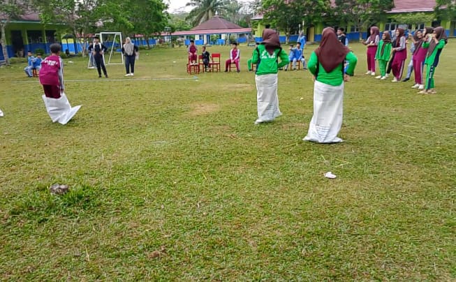 LOMBA PERMAINAN RAKYAT MERIAHKAN HUT RI KE-80 DI MTSN 5 TEBO