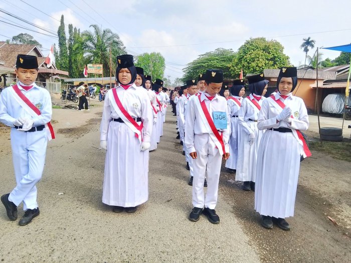 Tampil Gagah dan Kompak, PBB MTsN 5 Tebo Curi Perhatian di Pawai HUT RI Tampil Gagah dan Kompak, PBB MTsN 5 Tebo Curi Perhatian di Pawai HUT RI