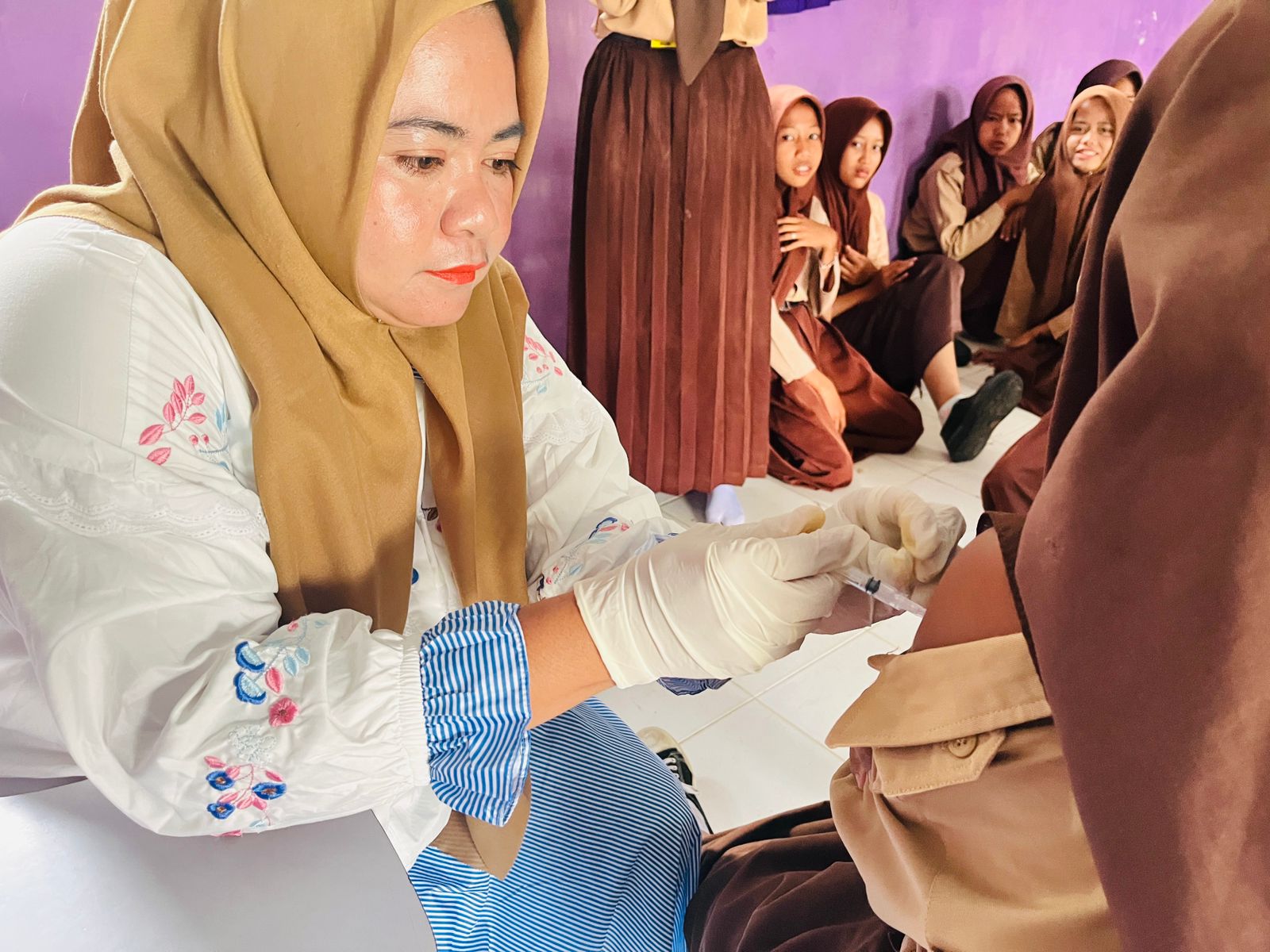 SISWI MTSN 5 TEBO TERIMA VAKSIN HPV DALAM KEGIATAN BIAS SISWI MTSN 5 TEBO TERIMA VAKSIN HPV DALAM KEGIATAN BIAS