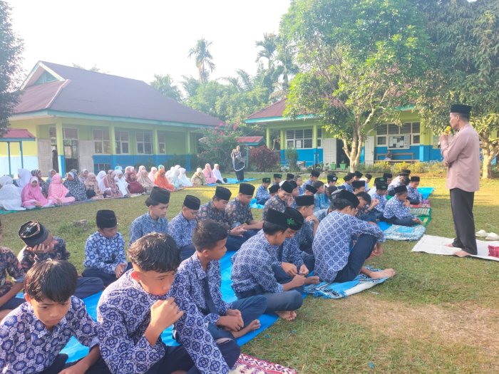 KULTUM PAGI DI MTsN 5 TEBO: WAKA KESISWAAN BAHAS PENTINGNYA PEMBIASAAN DALAM KEHIDUPAN SEHARI-HARI