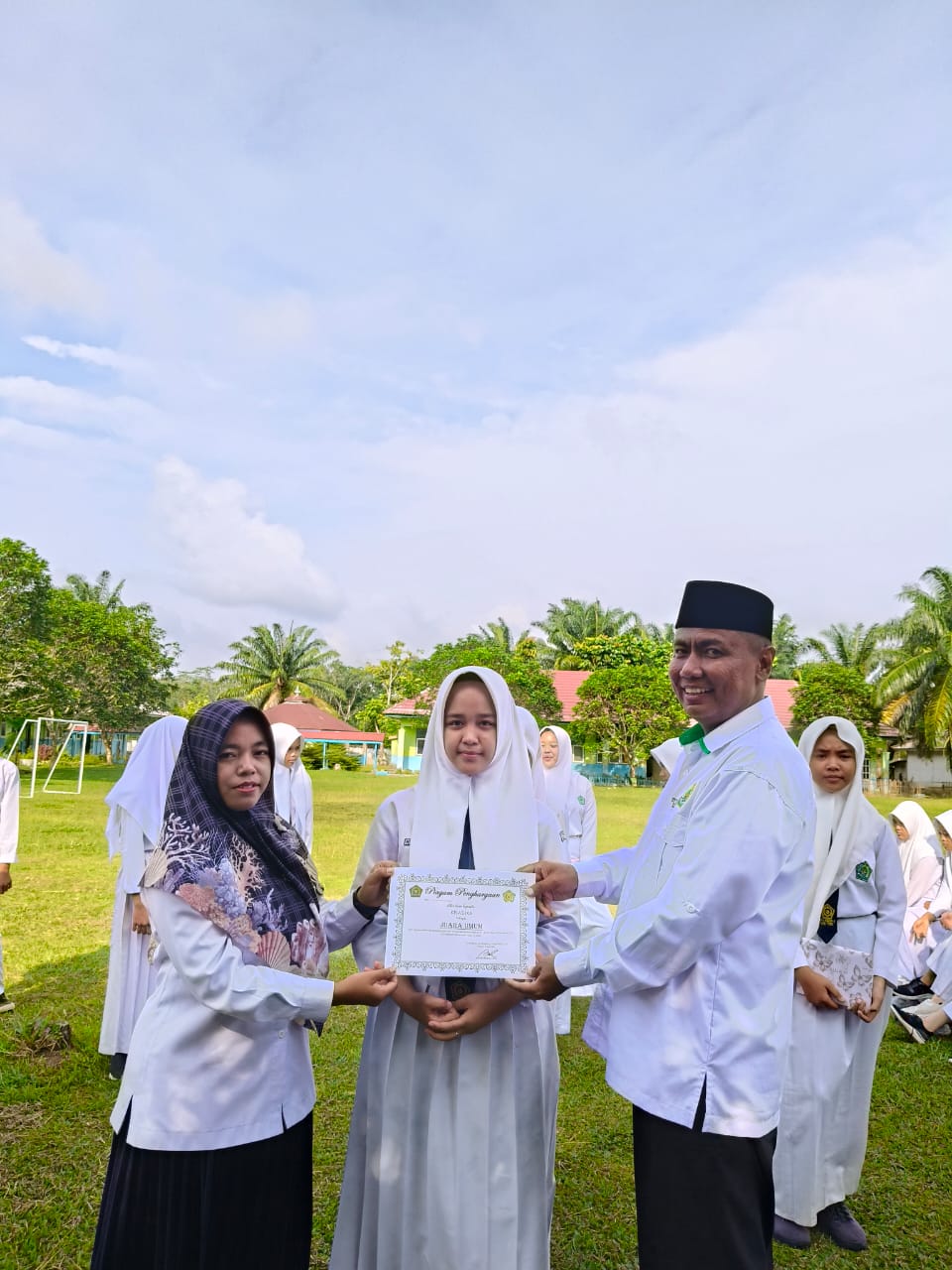 PEMENANG LOMBA DAPATKAN PENGHARGAAN DARI KEPALA MADRASAH