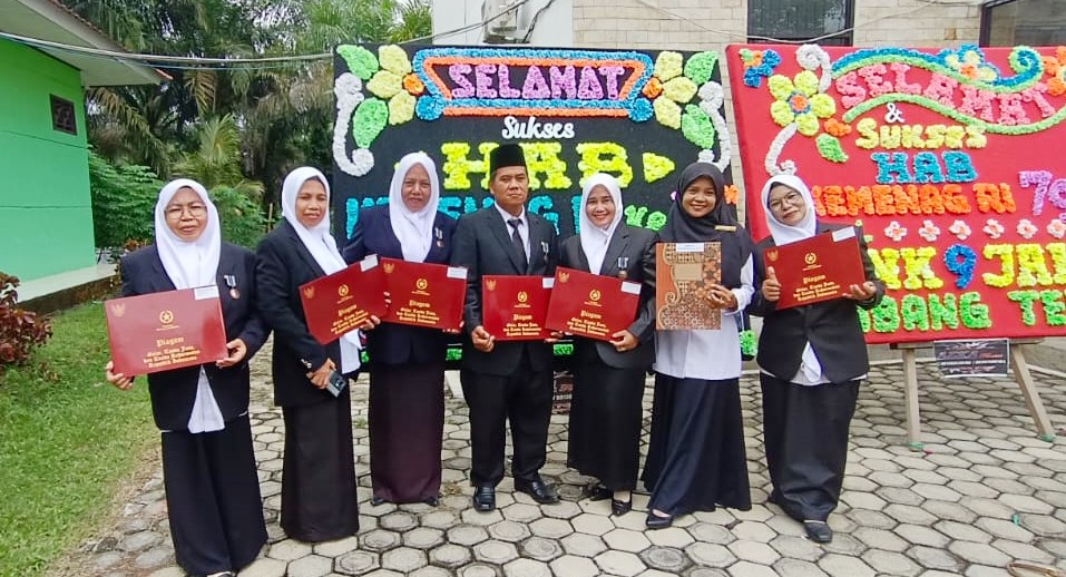 ENAM TENAGA PENDIDIK DAN ADMINISTRASI MTSN 5 TEBO TERIMA PENGHARGAAN KARYA SATYA LENCANA 10 TAHUN DARI PRESIDEN