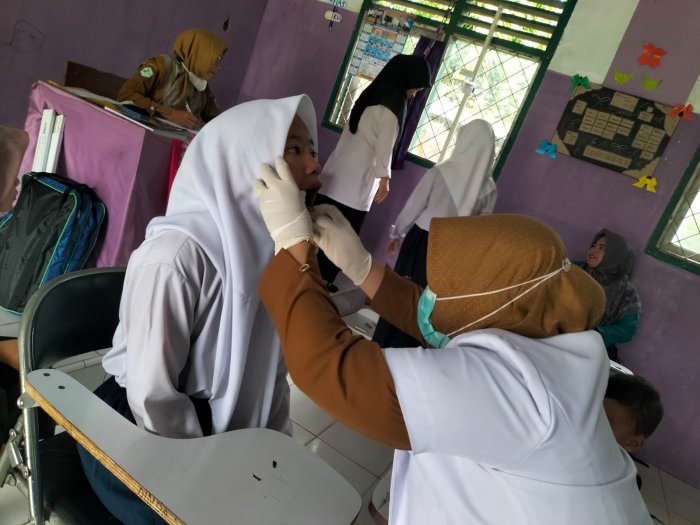 Siswa MTsN 5 Tebo Jalani Cek Kesehatan Gratis dari Puskesmas Teluk Kembang Jambu Siswa MTsN 5 Tebo Jalani Cek Kesehatan Gratis dari Puskesmas Teluk Kembang Jambu
