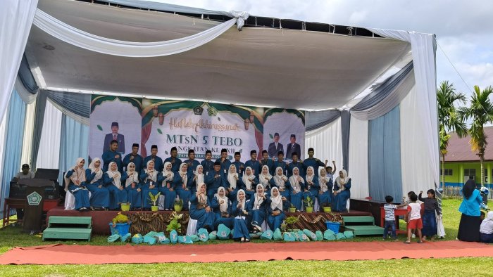 MTsN 5 Tebo Gelar Foto Bersama Usai Pelepasan Siswa