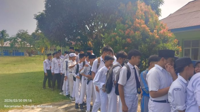 Hangatnya Kebersamaan, MTsN 5 Tebo Gelar Halal Bihalal Usai Upacara Bendera Hangatnya Kebersamaan, MTsN 5 Tebo Gelar Halal Bihalal Usai Upacara Bendera