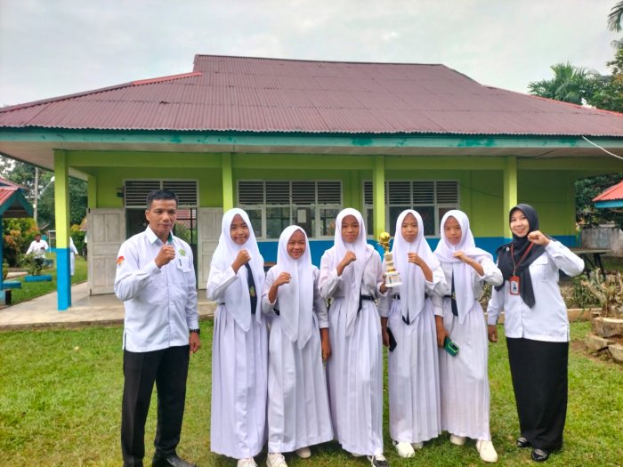 Tim Voli Putri MTsN 5 Tebo Torehkan Prestasi Gemilang di Turnamen Desa Ulak Banjir Rambahan