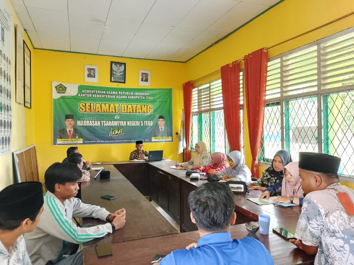 Kepala MTsN 5 Tebo Diskusikan Program Ekstrakurikuler Bersama 14 Pembina Kepala MTsN 5 Tebo Diskusikan Program Ekstrakurikuler Bersama 14 Pembina