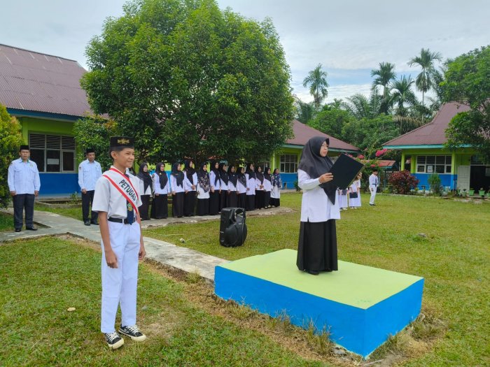 Henni Kurnia Ajak Siswa MTsN 5 Tebo Jadi Generasi Bertanggung Jawab, Survei Madrasah Ditekankan