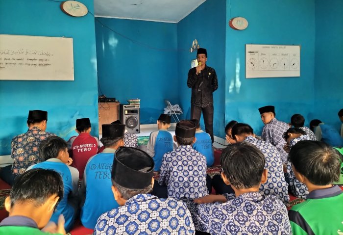 Waka Kesiswaan MTsN 5 Tebo Sampaikan Kultum Sebelum Zuhur Bertema Sebaik-baik Bekal adalah Taqwa