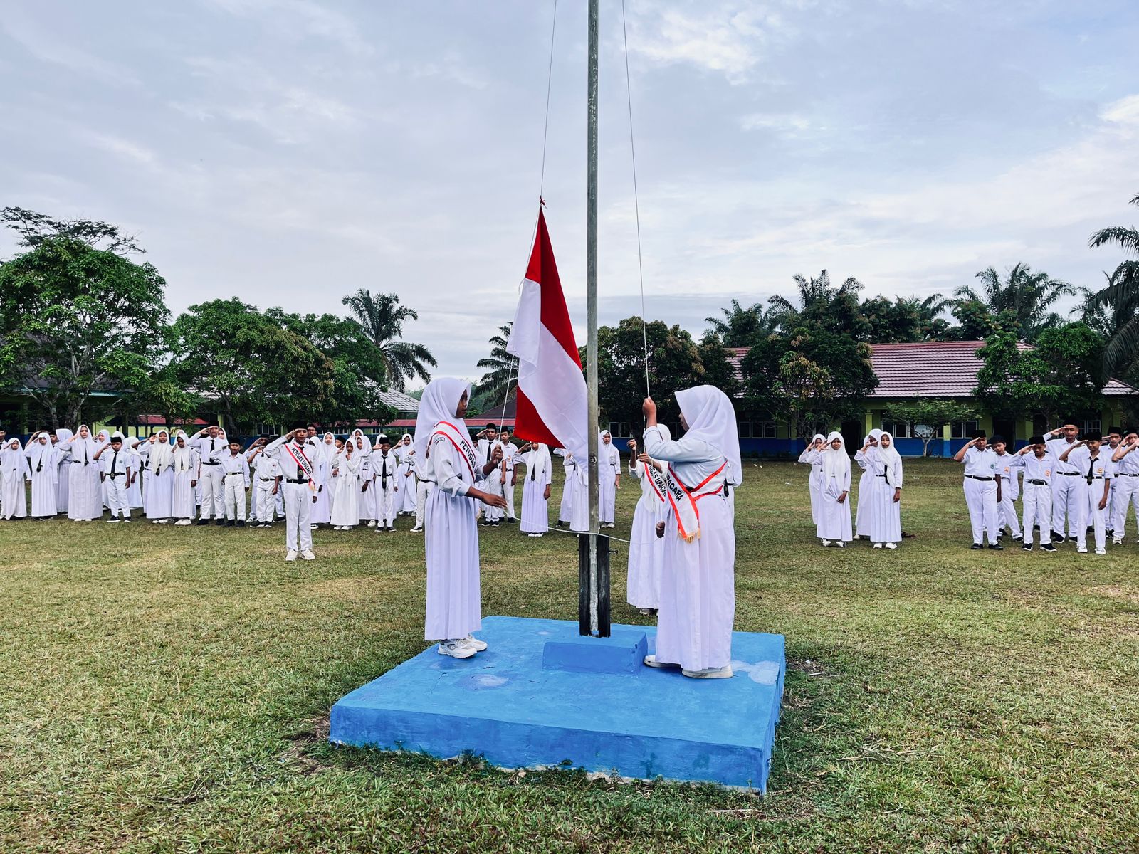 Anisah, S.Pd.I Pimpin Upacara Senin: Disiplin dan Semangat Belajar Jadi Sorotan