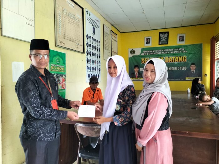 Lima Siswa MTsN 5 Tebo Terima Bantuan Baznas, Waka Kesiswaan Pimpin Penyaluran
